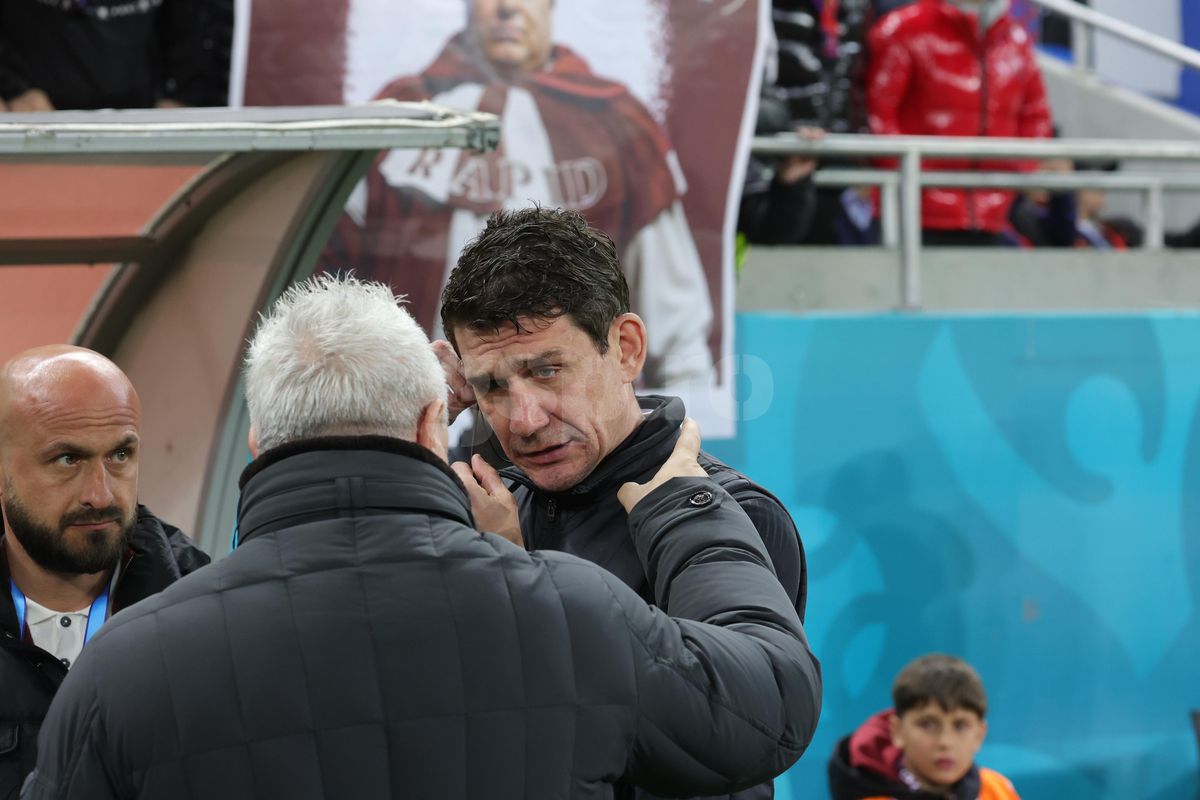 Galeria FCSB l-a îmbrăcat pe Șumudică în bufon! Jigniri și mesaje batjocoritoare: antrenorul s-a plâns la arbitru