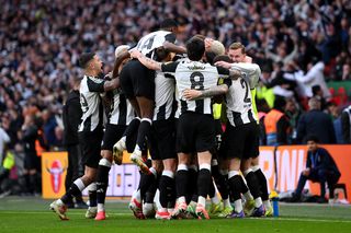 Triumf ISTORIC pentru Newcastle » „Coțofenele” au învins-o pe Liverpool în finala Cupei Ligii Angliei și au câștigat primul trofeu după 70 de ani!