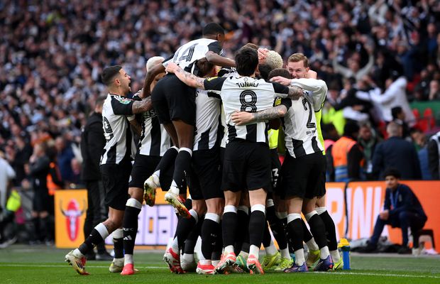 Triumf ISTORIC pentru Newcastle » „Coțofenele” au învins-o pe Liverpool în finala Cupei Ligii Angliei și au câștigat primul trofeu după 70 de ani!