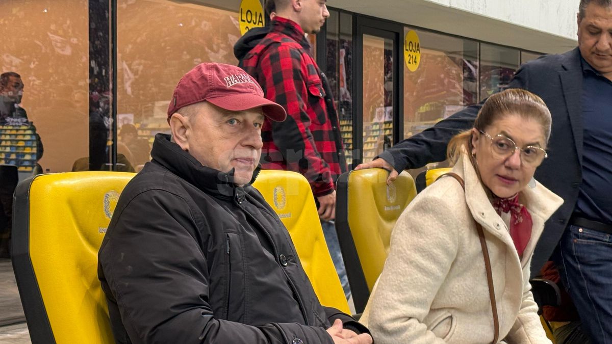 Dan Șucu, surprins la derby alături de jucătorul pe care a luat 500.000 de euro! Mircea Lucescu și Mircea Geoană sunt prezenți pe stadion