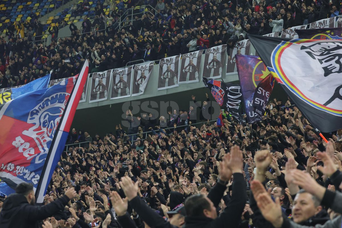 Galeria FCSB l-a îmbrăcat pe Șumudică în bufon! Jigniri și mesaje batjocoritoare: antrenorul s-a plâns la arbitru