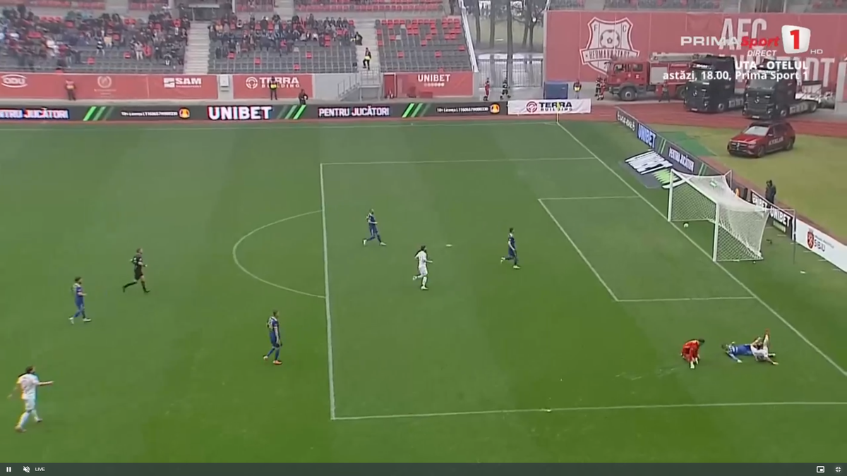 Gol de cascadorii râsului în Superliga! Ploaia de la Sibiu l-a doborât pe portarul Krell