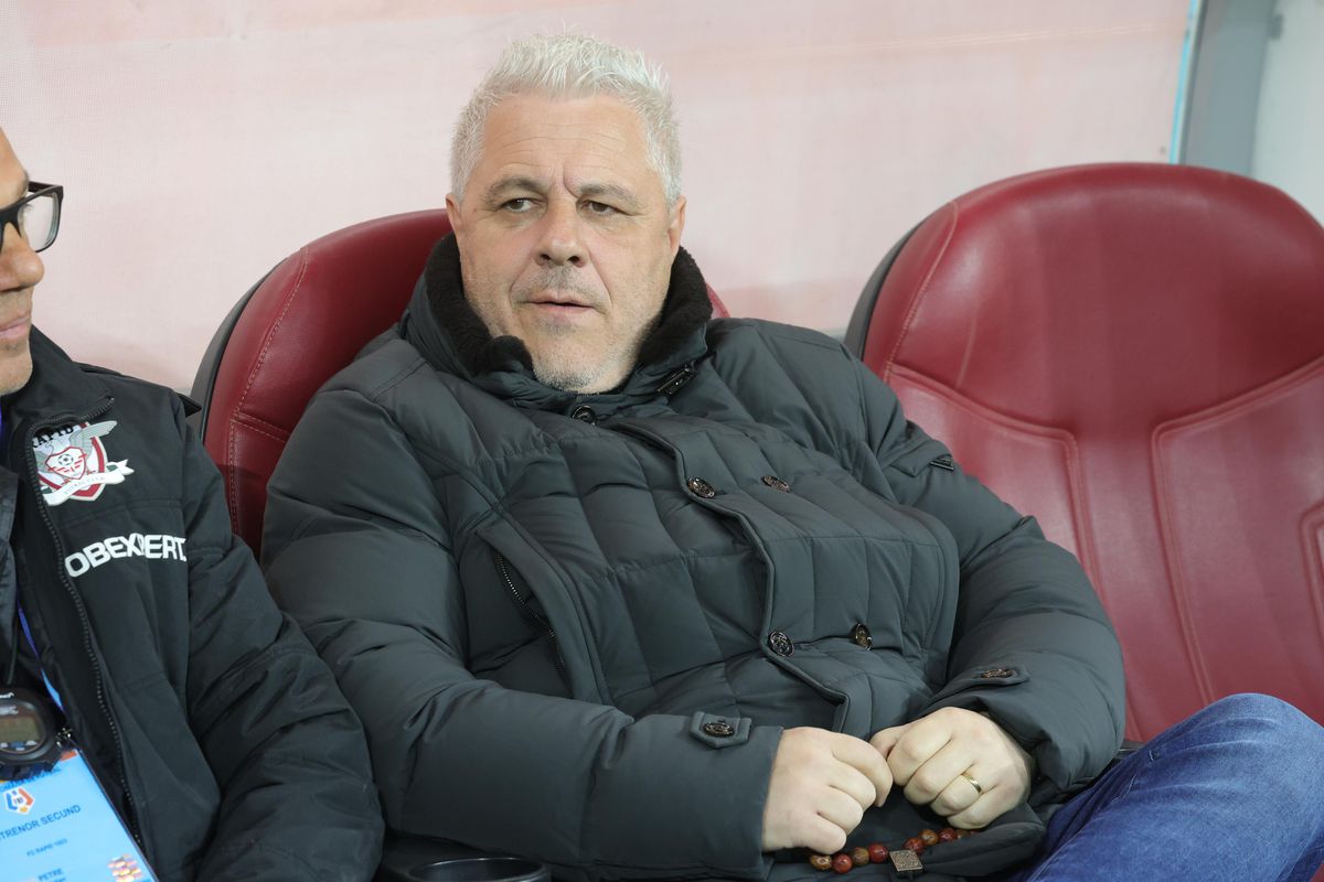 Suporterii FCSB l-au îmbrăcat pe Marius Șumudică în bufon!