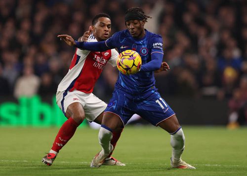 Noni Madueke, în tricoul lui Chelsea (nr. 11), într-un meci cu Arsenal
