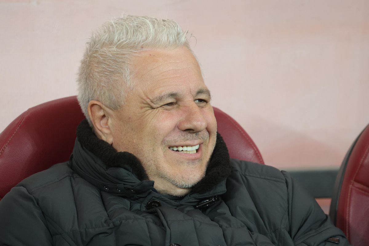 Suporterii FCSB l-au îmbrăcat pe Marius Șumudică în bufon!