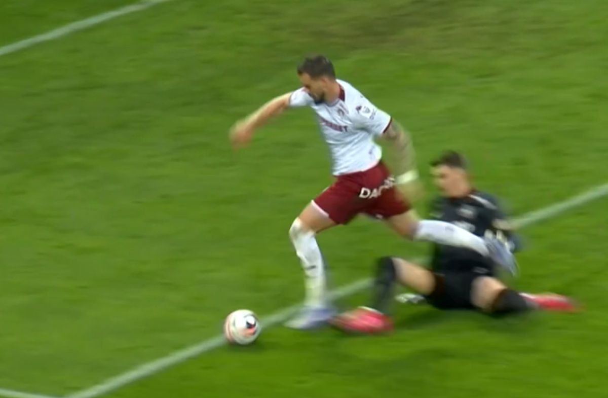 Rapid a cerut penalty în prima repriză a derby-ului cu FCSB