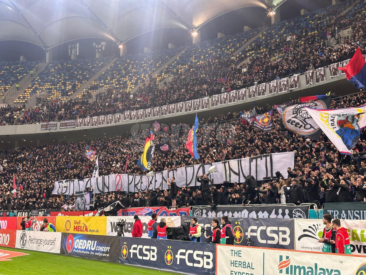 Suporterii FCSB l-au îmbrăcat pe Marius Șumudică în bufon!