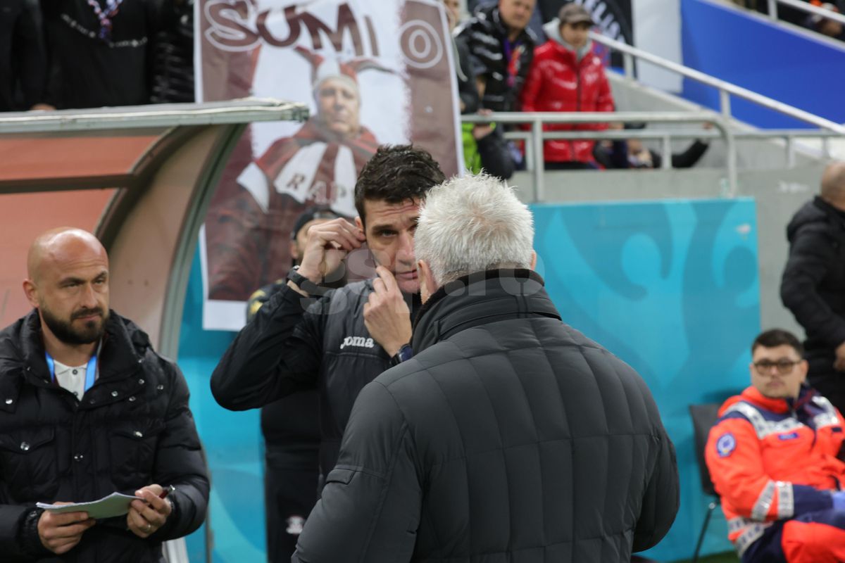 Suporterii FCSB l-au îmbrăcat pe Marius Șumudică în bufon!