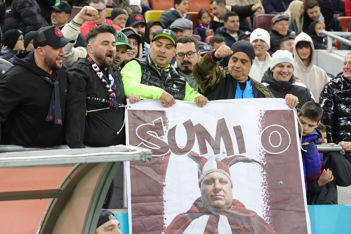 Suporterii FCSB l-au îmbrăcat pe Marius Șumudică în bufon!