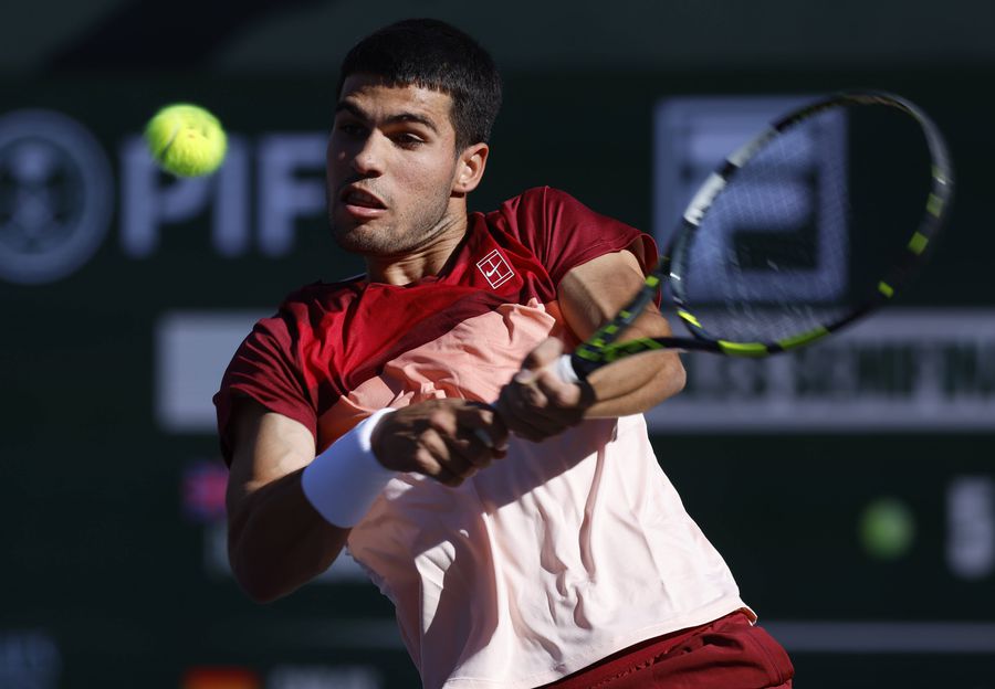 Carlos Alcaraz în acțiune FOTO Imago Images Finală surpriză la Indian Wells » Alcaraz și Medvedev, cei care au luptat pentru trofeu în 2023 și 2024, au fost eliminați în penultimul act