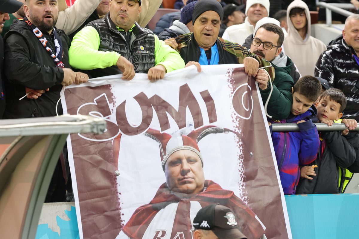Suporterii FCSB l-au îmbrăcat pe Marius Șumudică în bufon!