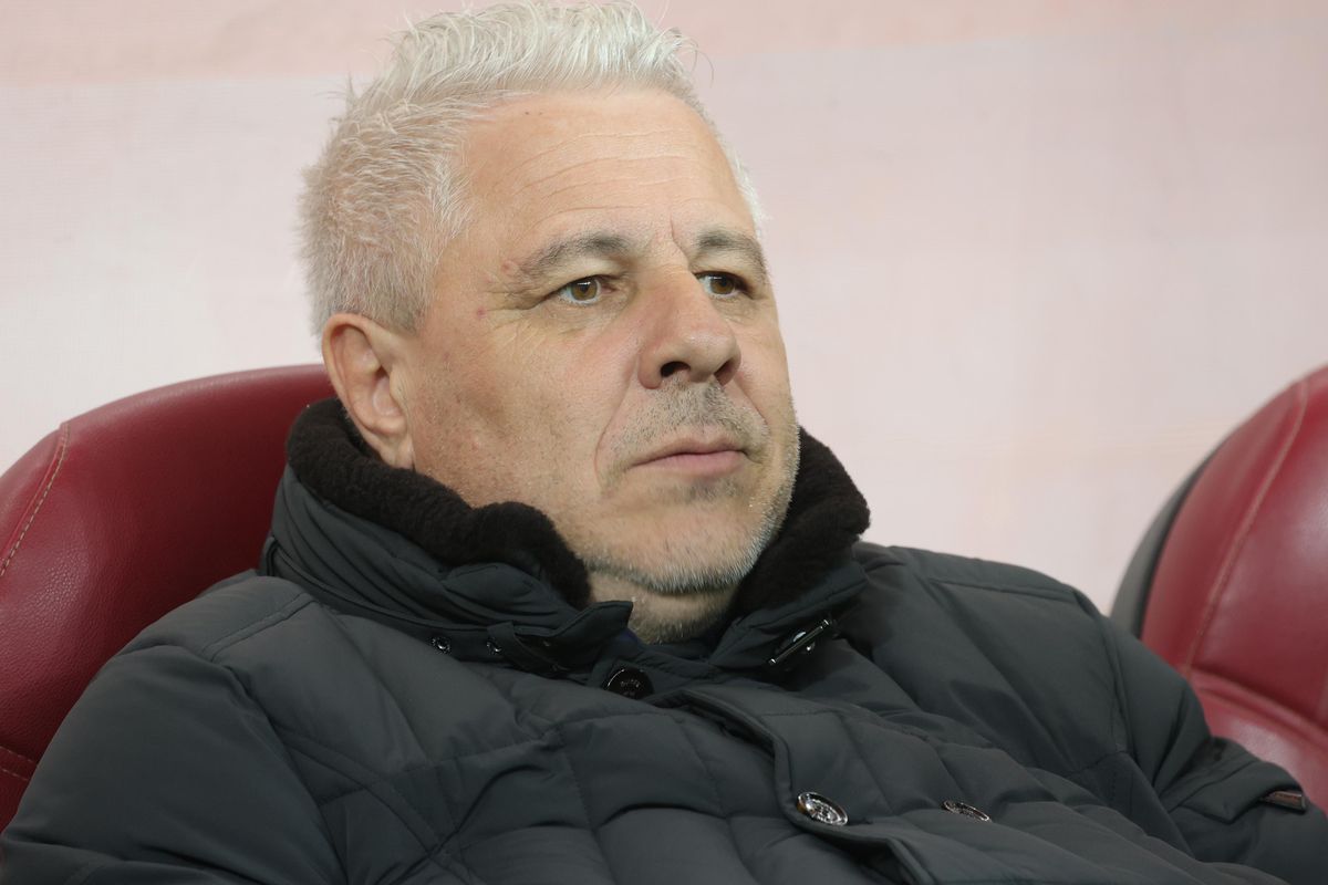 Galeria FCSB l-a îmbrăcat pe Șumudică în bufon! Jigniri și mesaje batjocoritoare: antrenorul s-a plâns la arbitru