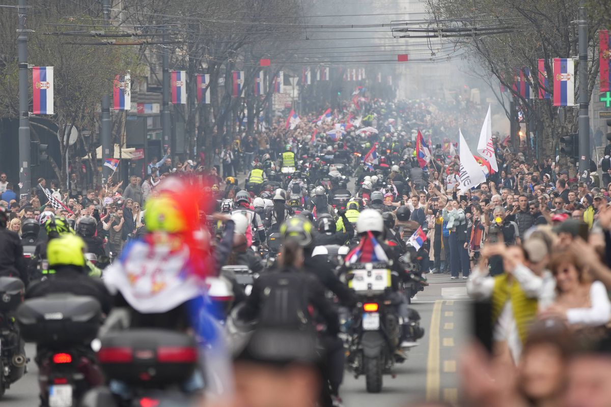 Imagini NEMAIVĂZUTE de la Belgrad: cel mai mare protest din istoria țării » Sute de mii de oameni pe străzi! Djokovic, printre sportivii care au susținut demersul