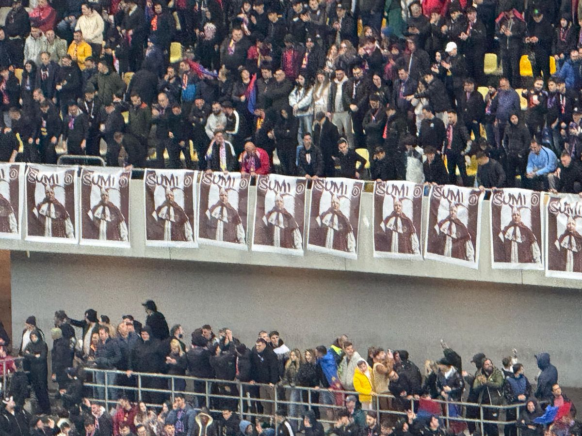 Galeria FCSB l-a îmbrăcat pe Șumudică în bufon! Jigniri și mesaje batjocoritoare: antrenorul s-a plâns la arbitru