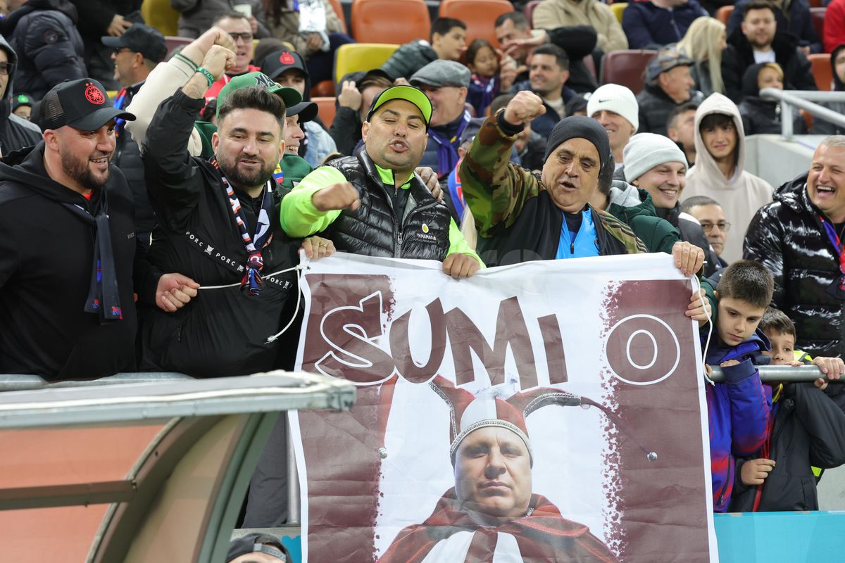 Galeria FCSB l-a îmbrăcat pe Șumudică în bufon! Jigniri și mesaje batjocoritoare: antrenorul s-a plâns la arbitru