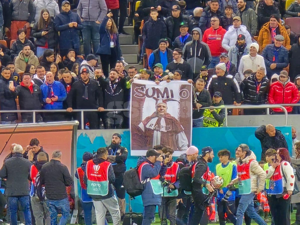 Galeria FCSB l-a îmbrăcat pe Șumudică în bufon! Jigniri și mesaje batjocoritoare: antrenorul s-a plâns la arbitru