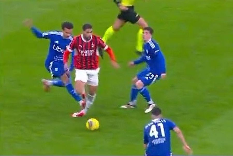 Dele Alli îl faultează din spate pe Loftus-Cheek / Foto: captură Kyle Walker i-a cerut arbitrului iertarea adversarului pentru un fault criminal asupra coechipierului