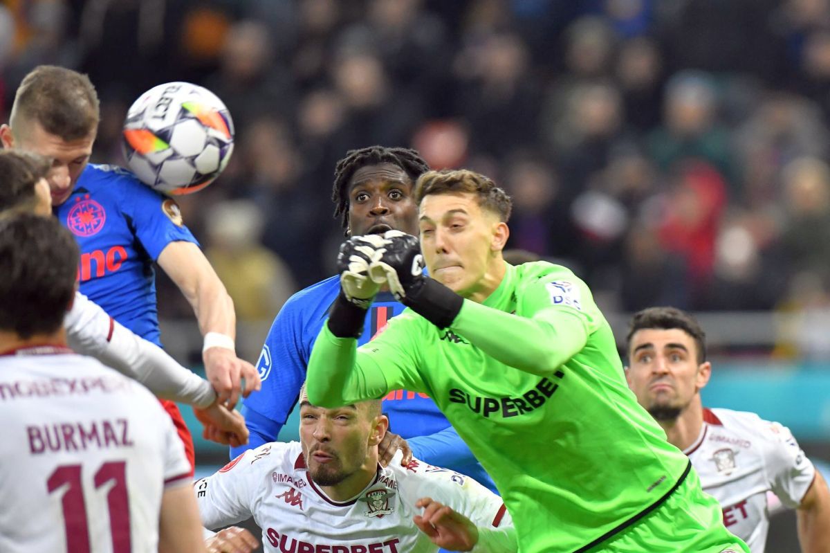 Debut de COȘMAR la Rapid! » Gafă de proporții și gol încasat în derby-ul cu FCSB
