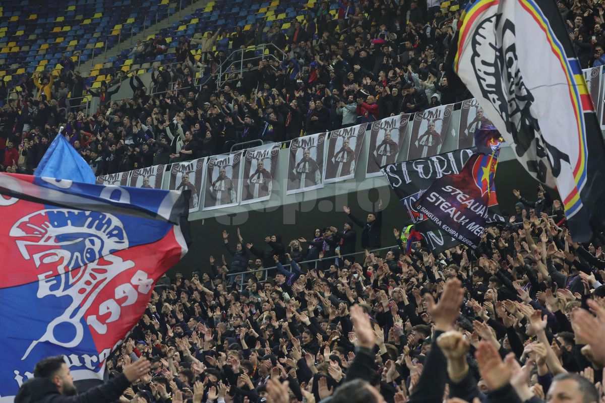 Galeria FCSB l-a îmbrăcat pe Șumudică în bufon! Jigniri și mesaje batjocoritoare: antrenorul s-a plâns la arbitru