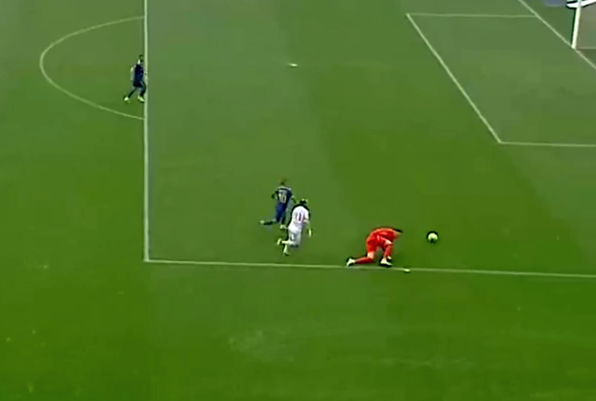 Gol de cascadorii râsului în Superliga! Ploaia de la Sibiu l-a doborât pe portarul Krell