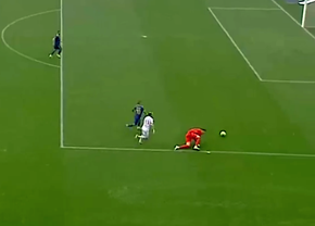 Gol de cascadorii râsului în Superliga! Ploaia de la Sibiu l-a doborât pe portarul Krell