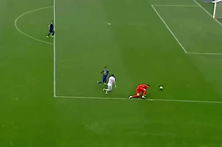 Gol de cascadorii râsului în Superliga! Ploaia de la Sibiu l-a doborât pe portarul Krell