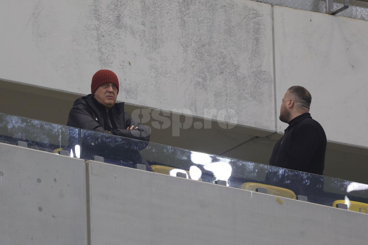 Dan Șucu, surprins la derby alături de jucătorul pe care a luat 500.000 de euro! Mircea Lucescu și Mircea Geoană sunt prezenți pe stadion