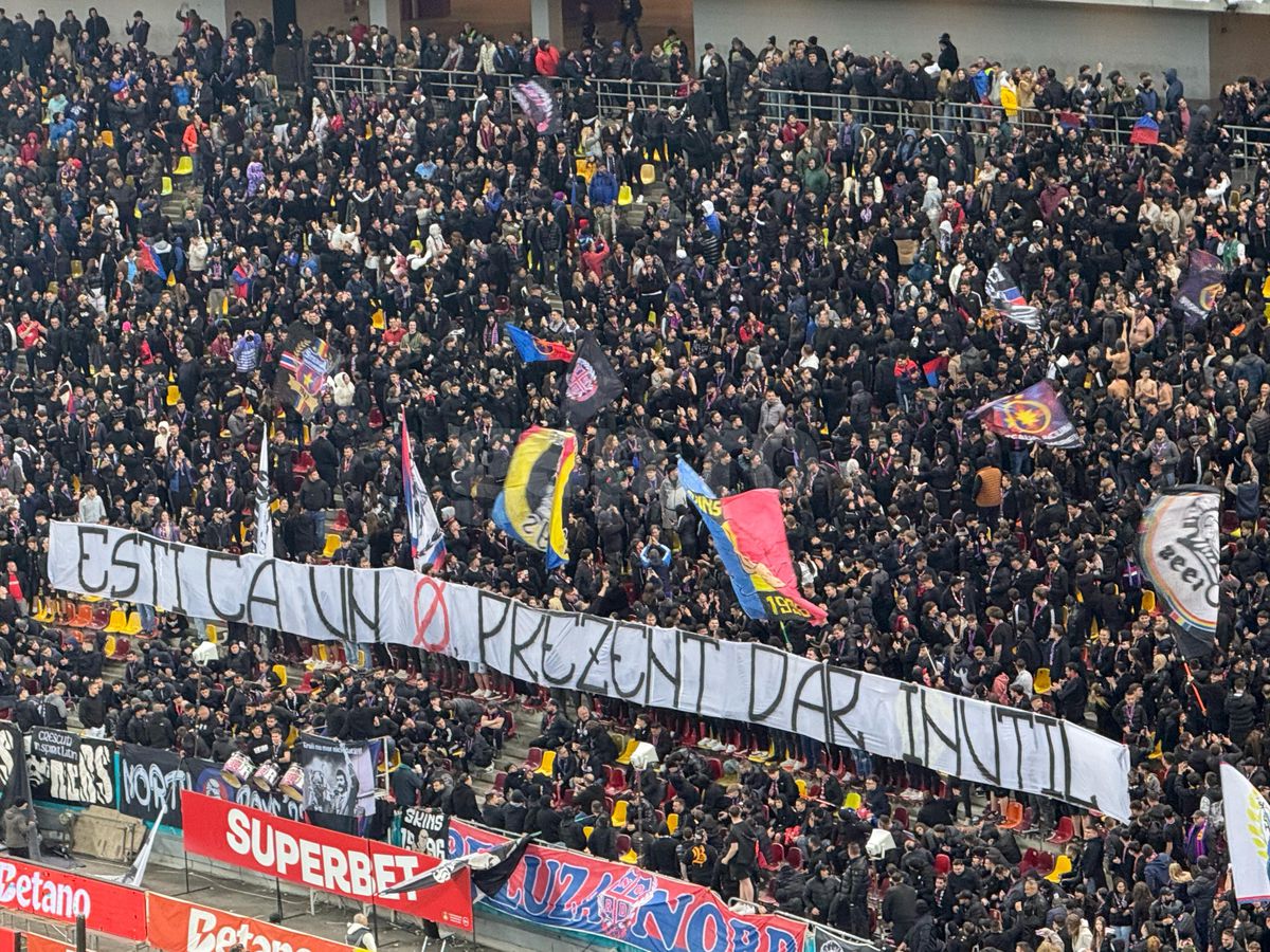 Galeria FCSB l-a îmbrăcat pe Șumudică în bufon! Jigniri și mesaje batjocoritoare: antrenorul s-a plâns la arbitru