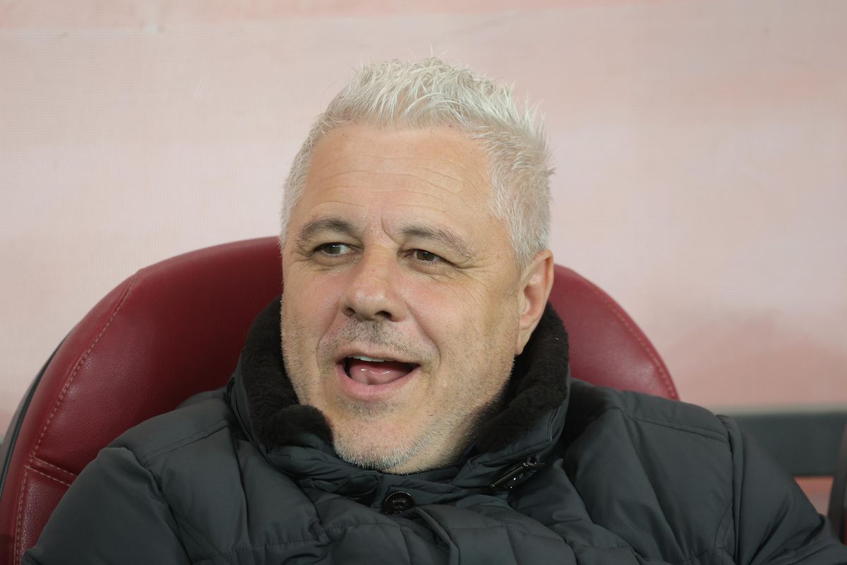 Suporterii FCSB l-au îmbrăcat pe Marius Șumudică în bufon!