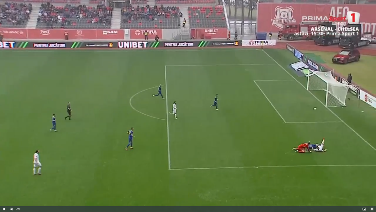 Gol de cascadorii râsului în Superliga! Ploaia de la Sibiu l-a doborât pe portarul Krell