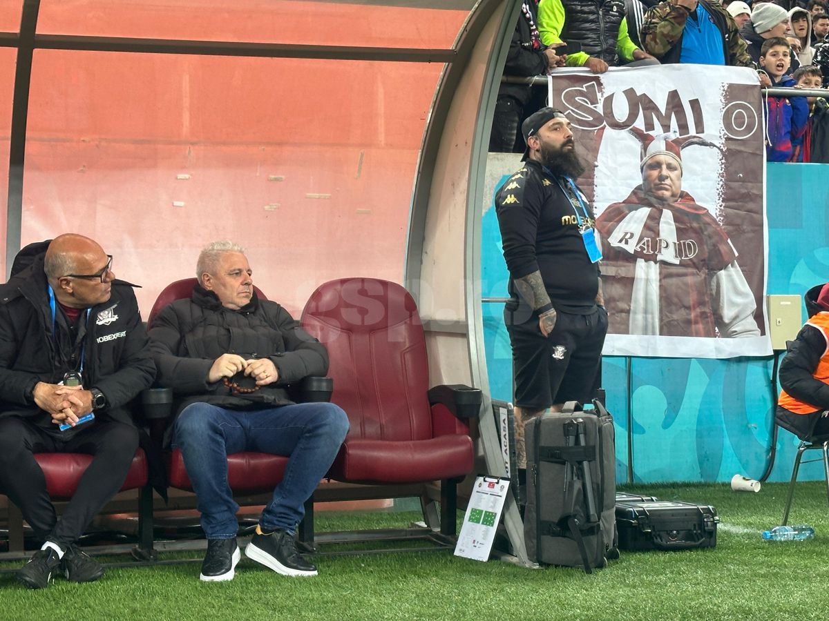 Galeria FCSB l-a îmbrăcat pe Șumudică în bufon! Jigniri și mesaje batjocoritoare: antrenorul s-a plâns la arbitru
