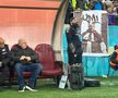 Galeria FCSB l-a îmbrăcat pe Șumudică în bufon! Jigniri și mesaje batjocoritoare: antrenorul s-a plâns la arbitru