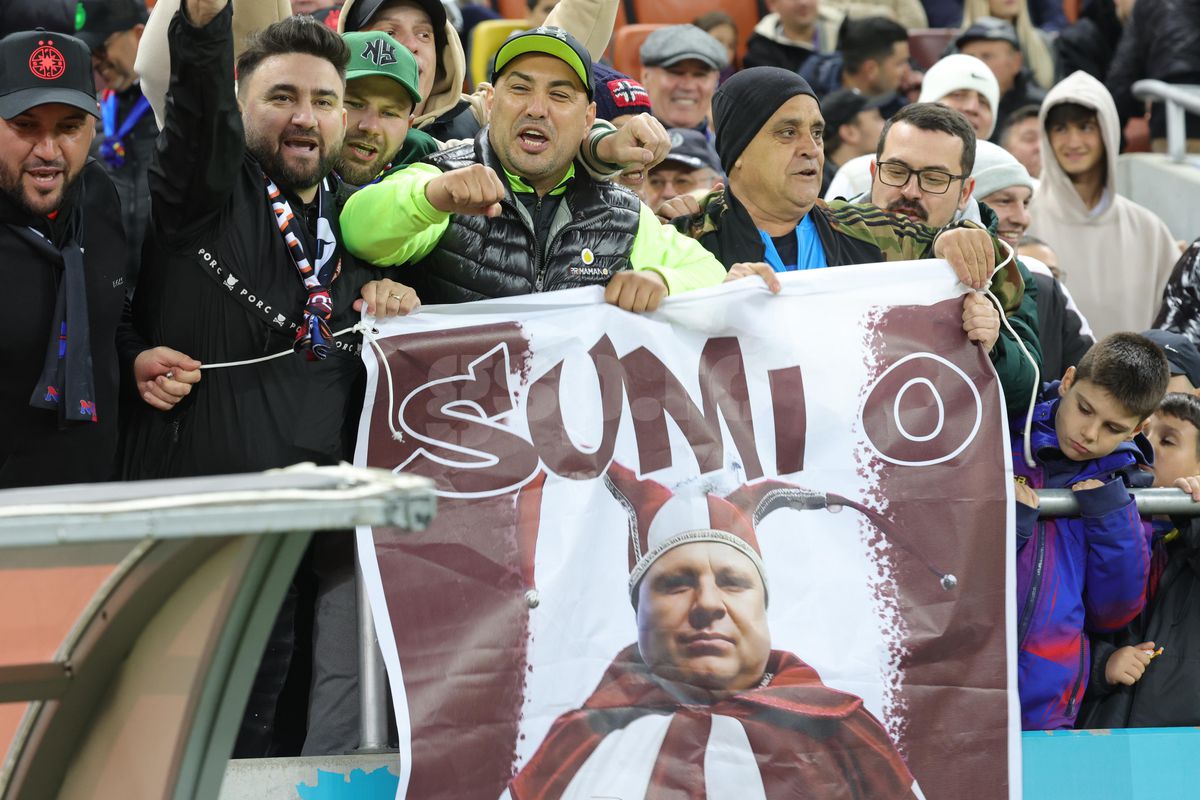 Suporterii FCSB l-au îmbrăcat pe Marius Șumudică în bufon!