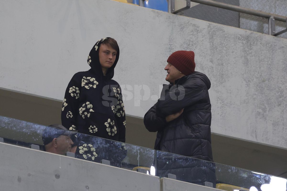 Dan Șucu, surprins la derby alături de jucătorul pe care a luat 500.000 de euro! Mircea Lucescu și Mircea Geoană sunt prezenți pe stadion