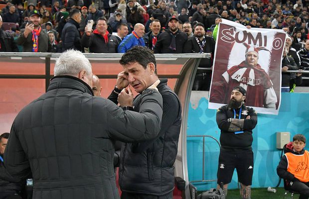 Galeria FCSB l-a îmbrăcat pe Șumudică în bufon! Jigniri și mesaje batjocoritoare: antrenorul s-a plâns la arbitru