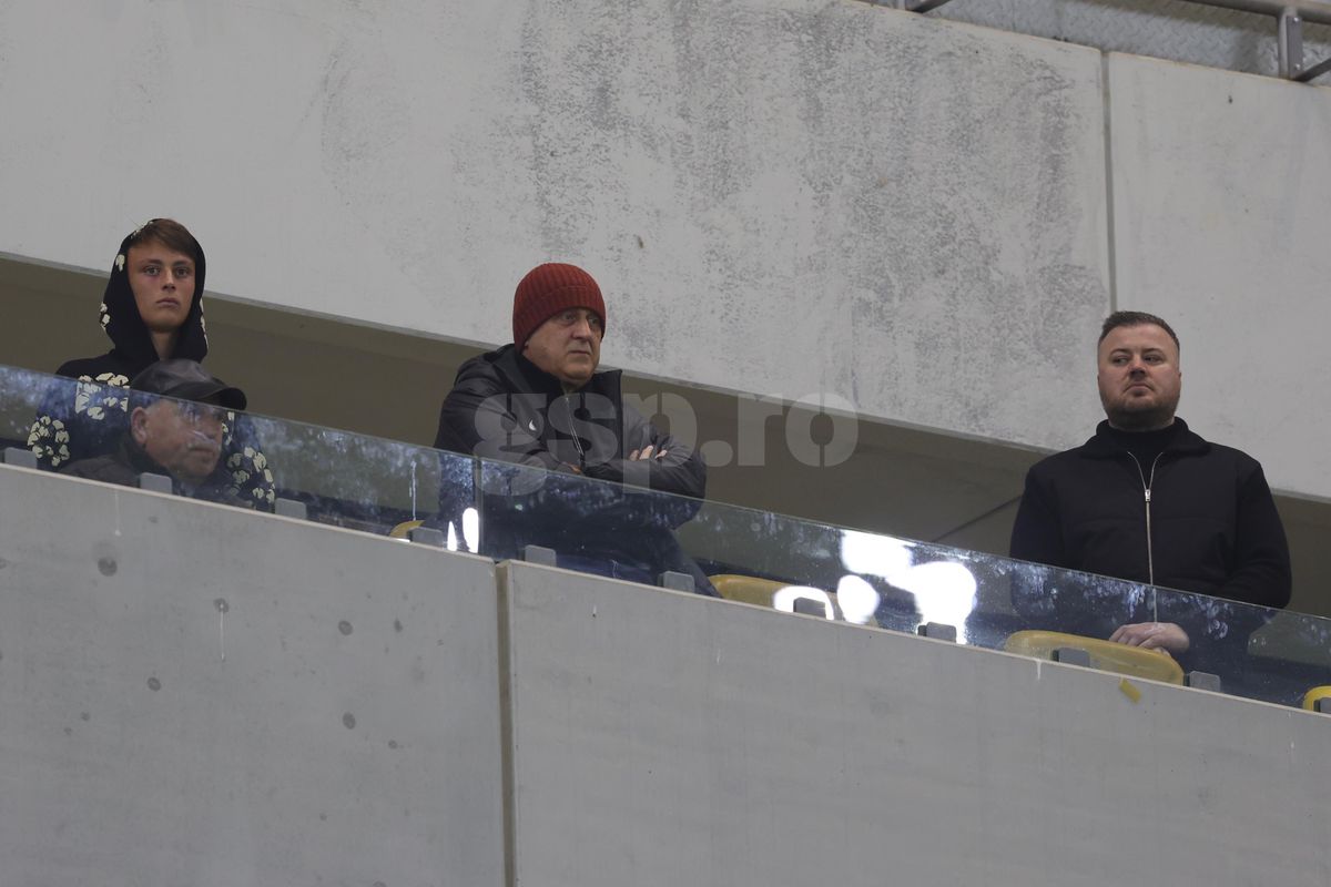 Dan Șucu, surprins la derby alături de jucătorul pe care a luat 500.000 de euro! Mircea Lucescu și Mircea Geoană sunt prezenți pe stadion