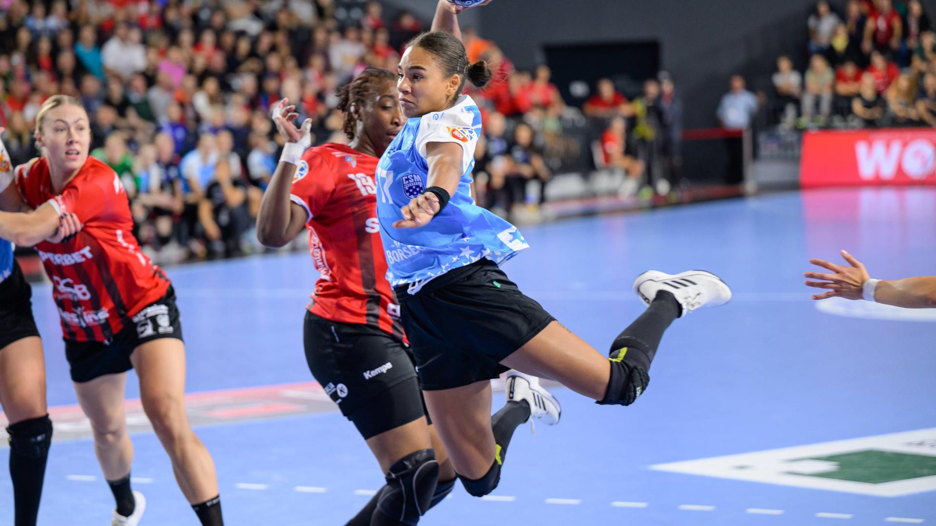 Jucătoare de handbal din CSM București și Gloria Bistrița în acțiune în timpul derby-ului decisiv din Liga Florilor pentru titlu. | sursa foto: Gazeta Sporturilor
