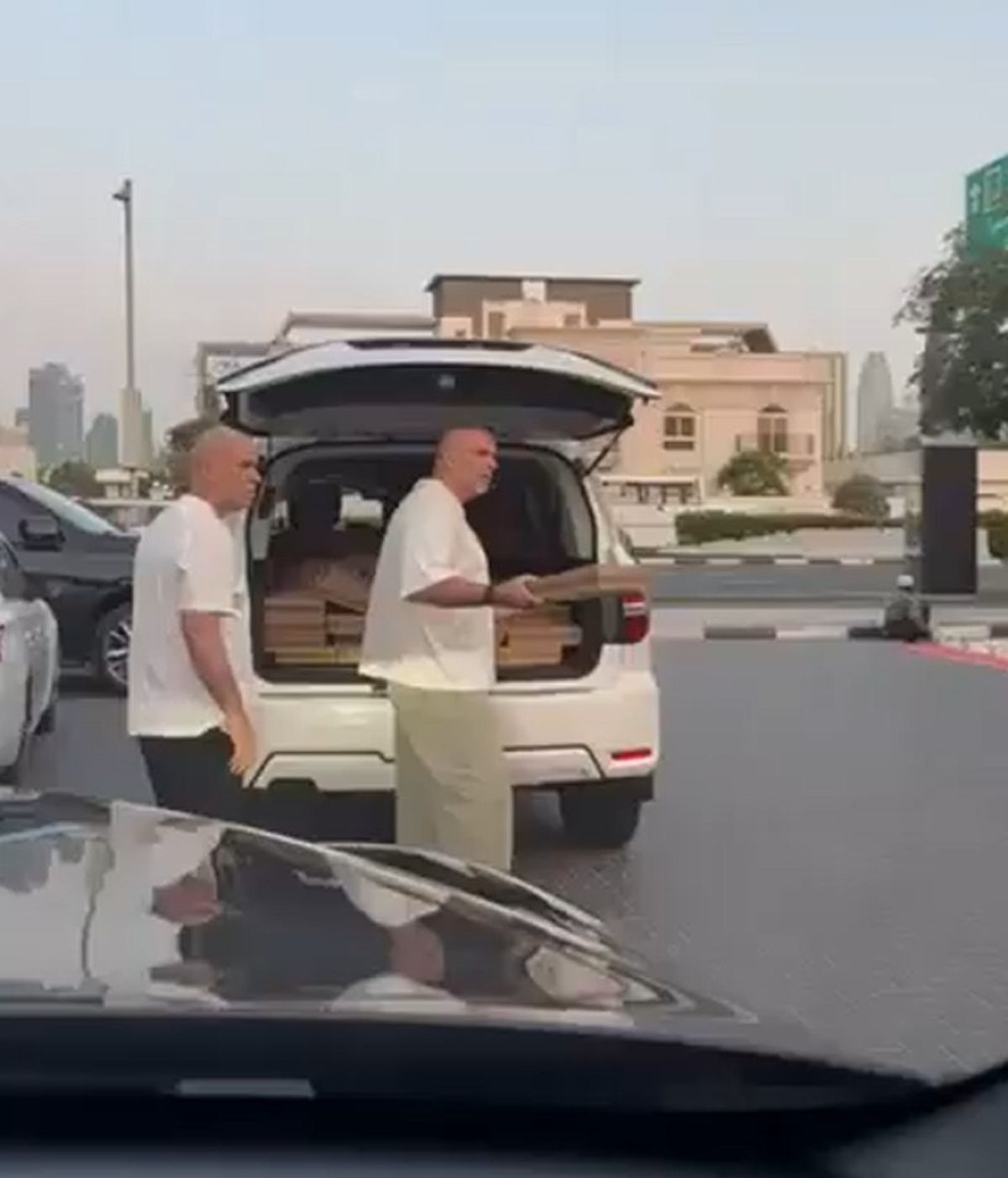 Cosmin Olăroiu a împărțit mâncare pe străzile din Dubai