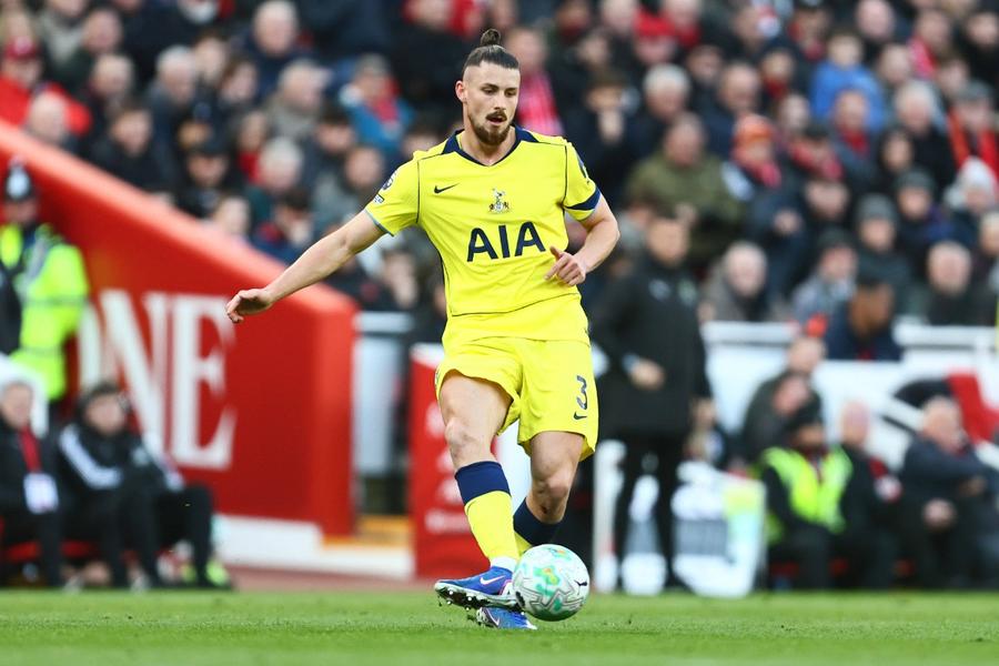 Radu Drăgușin jucând pentru Tottenham / Imago Images Adrian Mutu, entuziasmat de transferul lui Radu Drăgușin: „O afacere foarte bună”