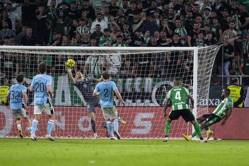 Ionuț Radu respinge peste „transversală” lovitura de cap a lui Bakambu (dreapta) / Foto: Imago