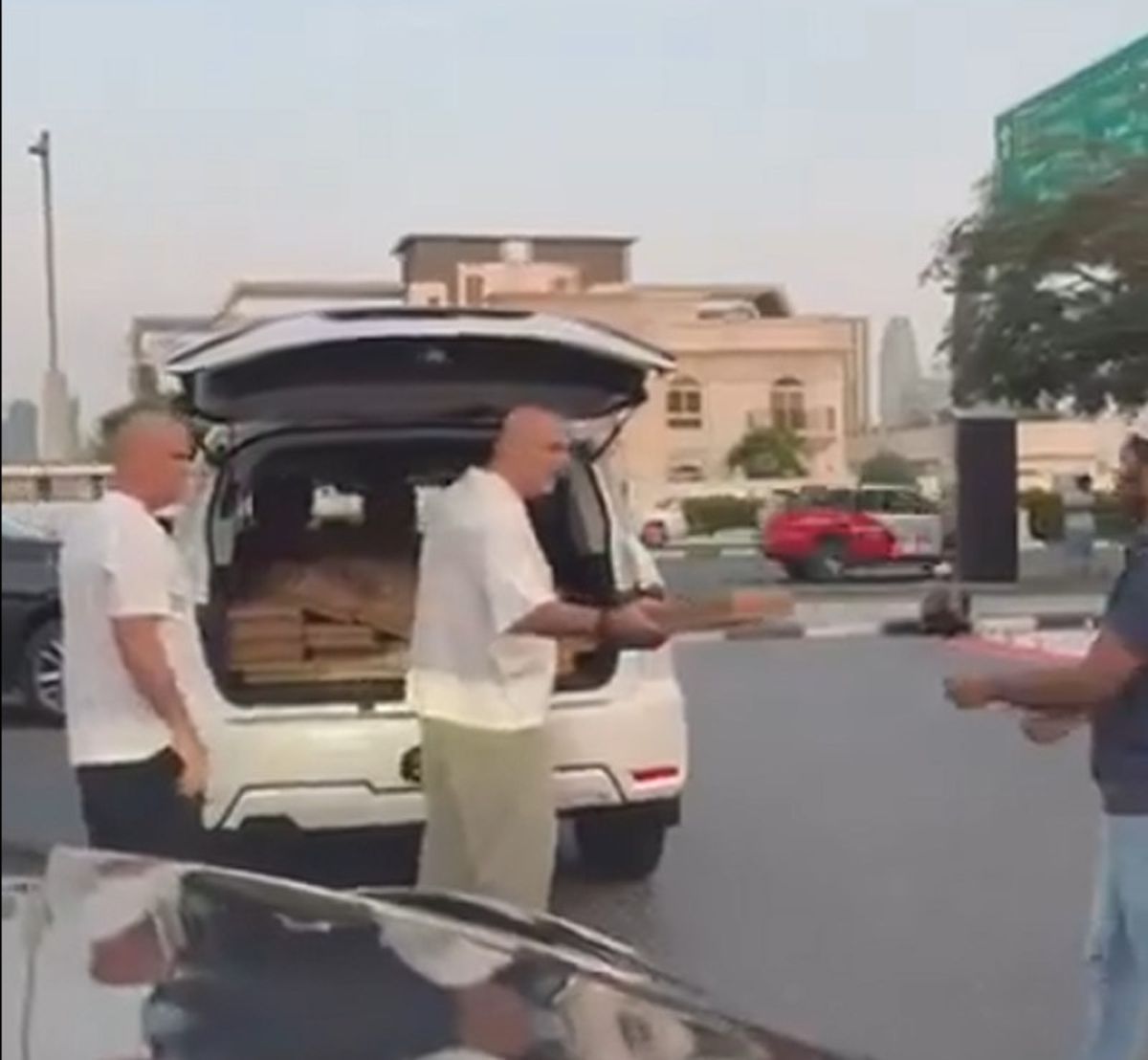 Cosmin Olăroiu a împărțit mâncare pe străzile din Dubai