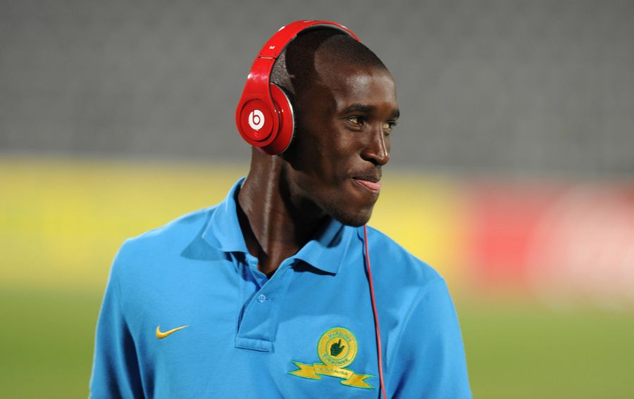Siyanda Xulu în 2011, pe când se afla în țara natală, la Mamelodi Sundowns. Foto: imago Uluitor: căpitanul Africii de Sud a venit să dea probe de joc în liga secundă din România ca să prindă Mondialul! + „Ngezana a fost ca și «copilul» meu”