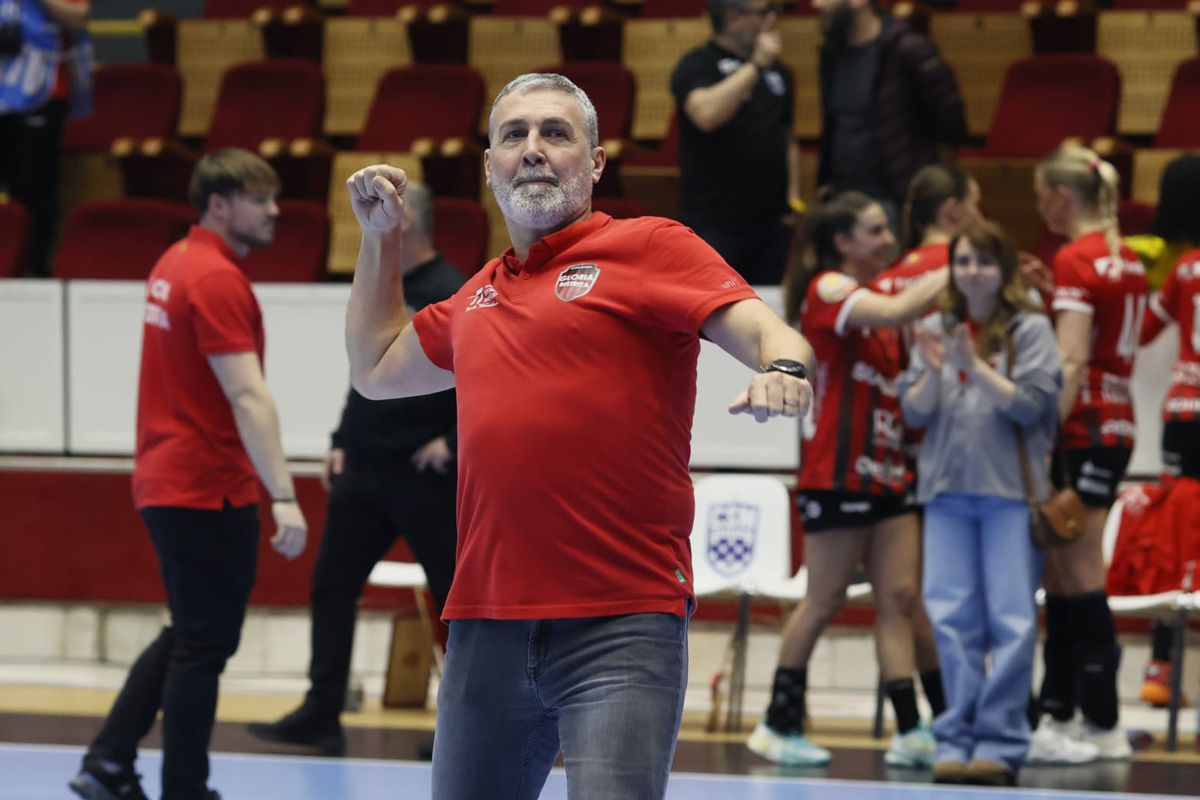 Gloria Bistrița, sărbătoare în peluză la finalul meciului cu CSM București