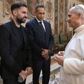Antrenorul Cesc Fabregas și președintele Mirwan Suwarso au reprezentat delegația lui Como în vizită la Papa Leo XIV acum dou[ luni / Foto: Imago