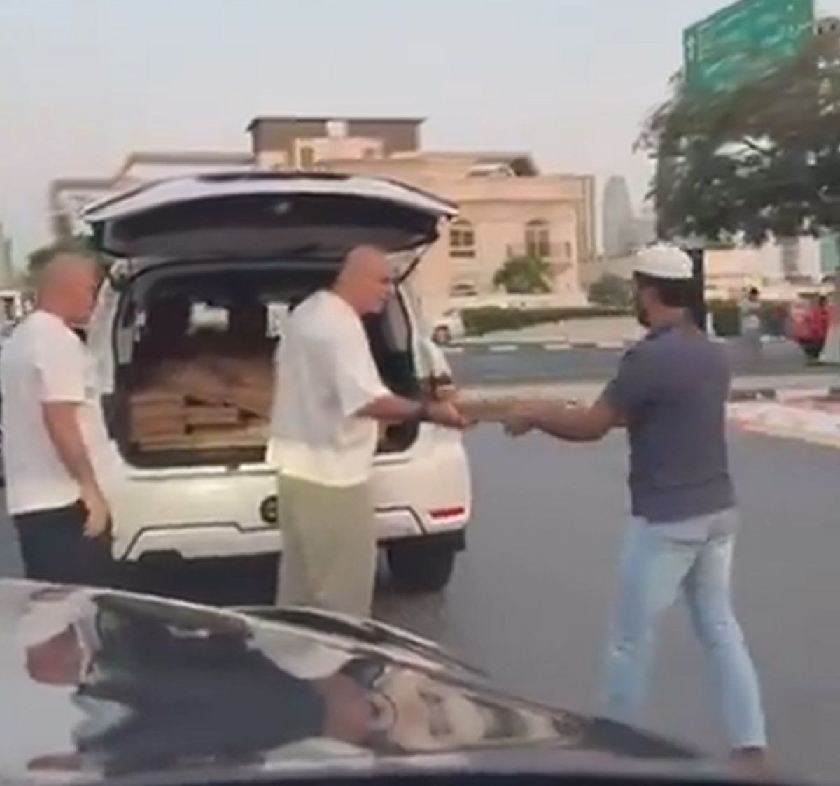 Cosmin Olăroiu a împărțit mâncare pe străzile din Dubai