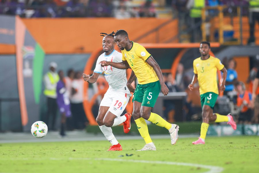 Siyanda Xulu (tricou galben) în finala mică a Cupei Africii 2023, disputată contra rivalilor din Congo. Foto: imago Uluitor: căpitanul Africii de Sud a venit să dea probe de joc în liga secundă din România ca să prindă Mondialul! + „Ngezana a fost ca și «copilul» meu”