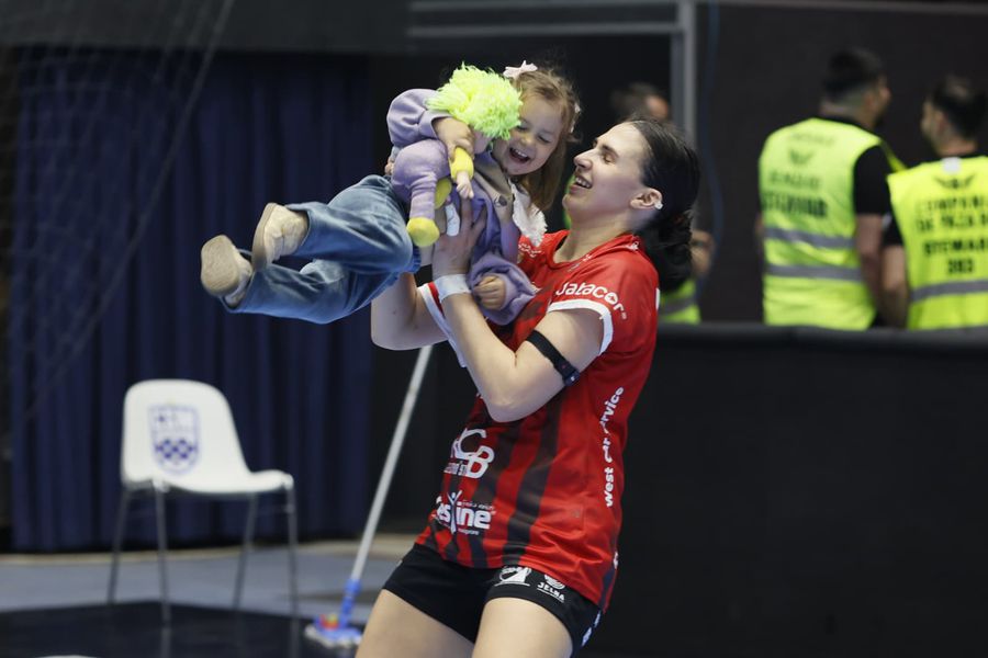 Lorena Ostase, bucurie de copil / FOTO: Cristi Preda (GSP.ro) Au dus Gloria în peluză! 20 de imagini spectaculoase de la meciul de titlu din polivalenta bucureșteană: „Dumnezeule!”