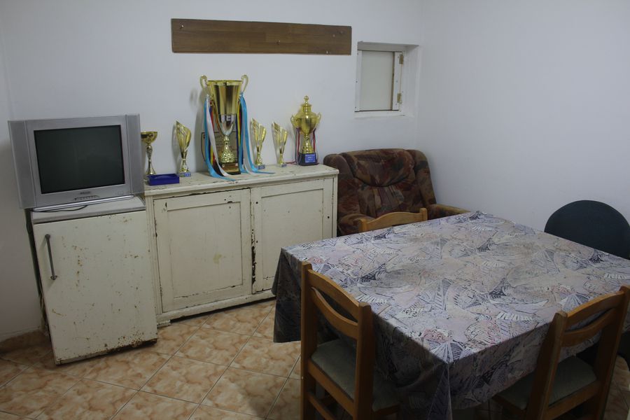 Vestiarul arbitrilor e decupat direct din anii '80. Foto: Justin Gafiuc (GSP) Cum arată stadionul pe care Borcea i-a stins țigara pe frunte lui MM Stoica » De la Dinamo, Hamburg și Olanda la Real Cosâmbești și Bărăganul Ciulnița