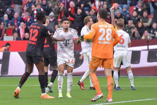 Lui Luis Diaz nu-i vine să creadă a a fost eliminat deși fusese faultat în careu de portarul Blaswich (Leverkusen) / foto: Imago