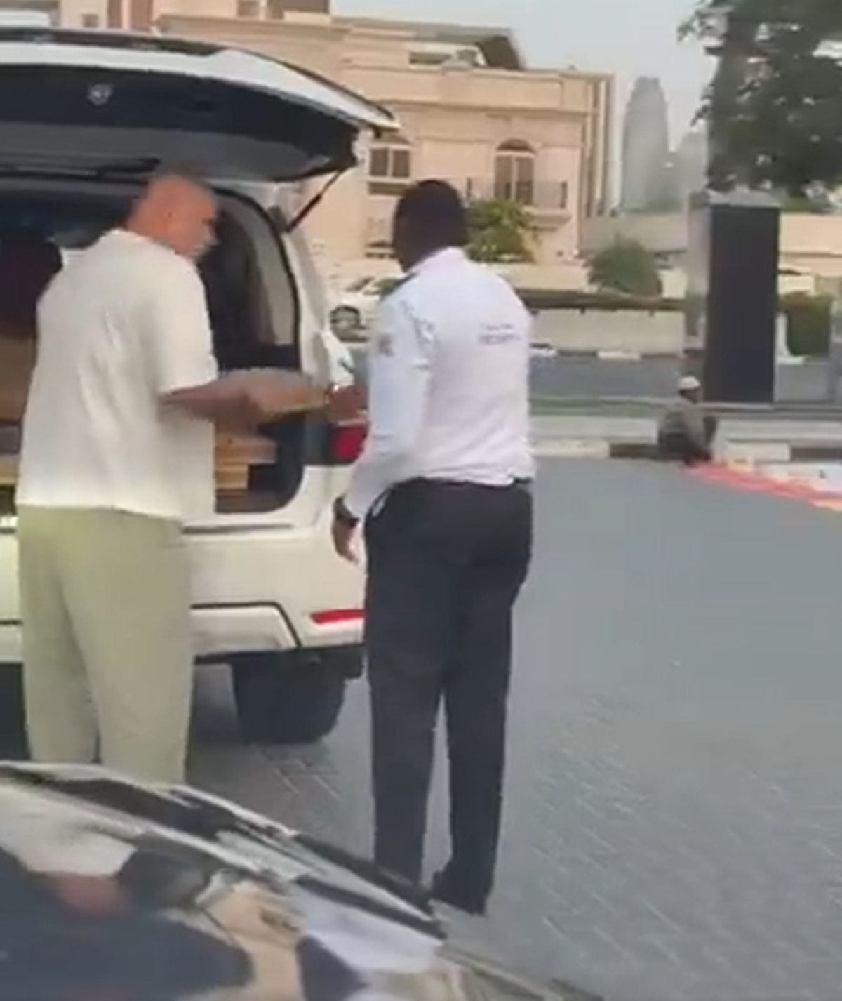 Cosmin Olăroiu a împărțit mâncare pe străzile din Dubai